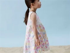 Pige i hvid Name it kjole med print af pastelfarvet sommerfugle 13228172 bright white butterflies 